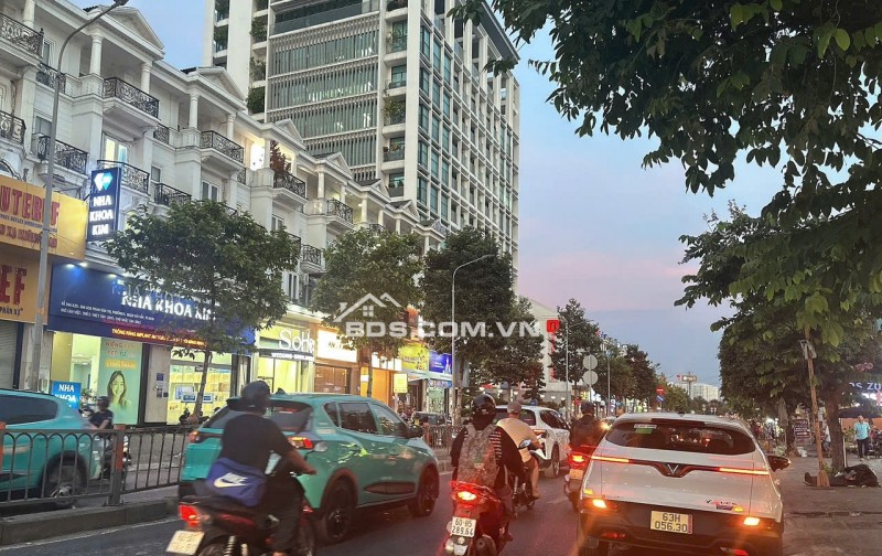 Bán Khách sạn ngay Emart Phan Văn Trị 5 lầu 13P DTS 255m2 khai thác 100tr chỉ 13.9 tỷ.