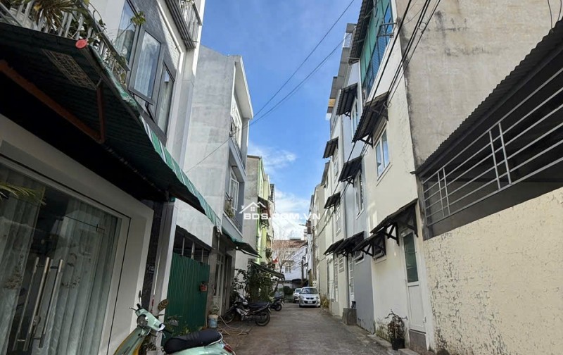 Trần Anh Tông , Phường Lâm Viên - Đà Lạt nhà 1 trệt 2 lầu 3 phòng ngủ 3 nhà vệ sinh 1 phòng thờ 1 bếp ăn