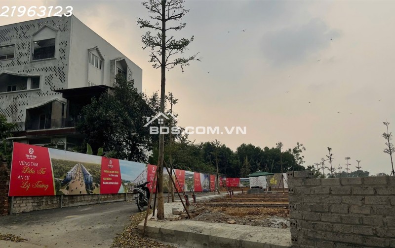 Bán gấp lô đất 100m2 gần Metro số 5, khu vực trung tâm Hòa Lạc. Phù hợp xây trọ, đầu tư sinh lời, kết nối Metro 5 – Quốc Lộ 21. Liên hệ xem đất ngay.