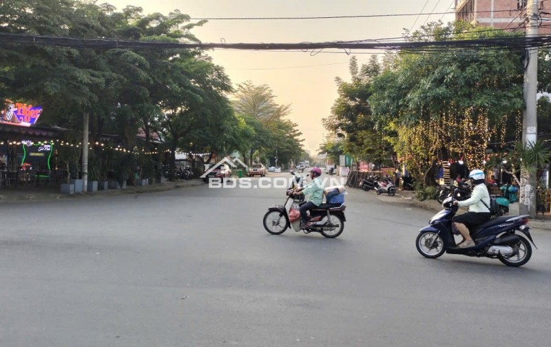 HÀNG ĐỘC - Bán lô đất đường 10.5 Nguyễn Chánh - DT 245m2