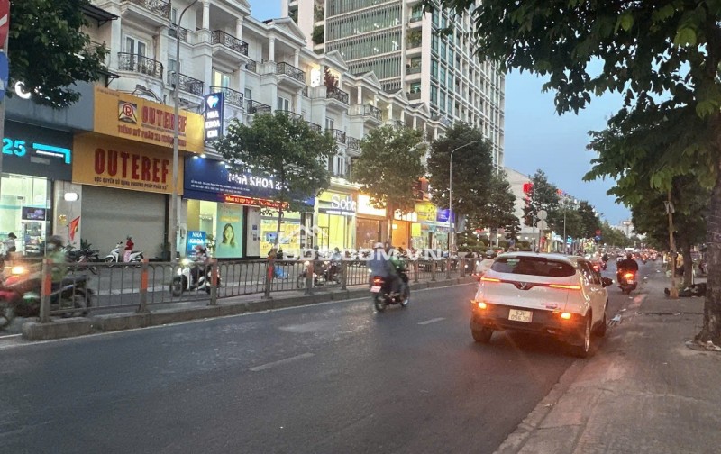 Bán Khách sạn ngay Emart Phan Văn Trị 5 lầu 13P DTS 255m2 khai thác 100tr chỉ 13.9 tỷ.