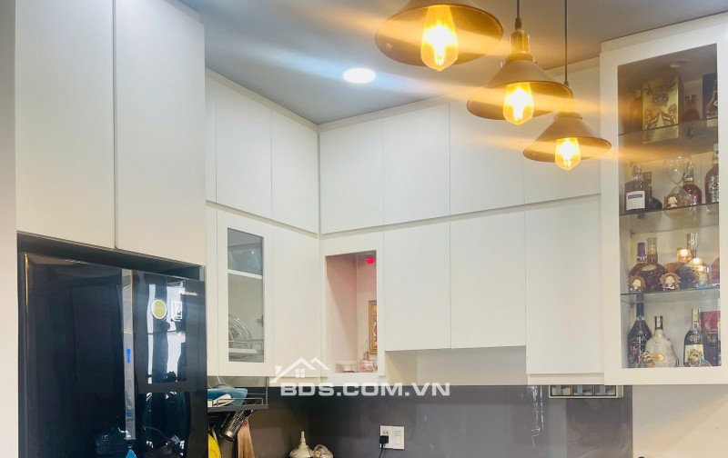 Bán căn hộ 3PN 98m2 tại Lý Thường Kiệt Q11, Tầng 8 Full nội thất