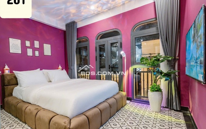 Bán Khách sạn ngay Emart Phan Văn Trị 5 lầu 13P DTS 255m2 khai thác 100tr chỉ 13.9 tỷ.