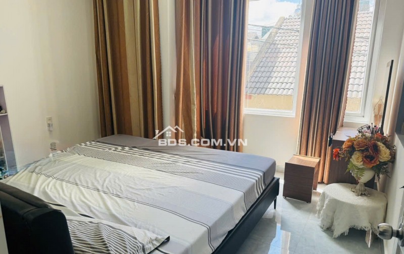 Trần Anh Tông , Phường Lâm Viên - Đà Lạt nhà 1 trệt 2 lầu 3 phòng ngủ 3 nhà vệ sinh 1 phòng thờ 1 bếp ăn