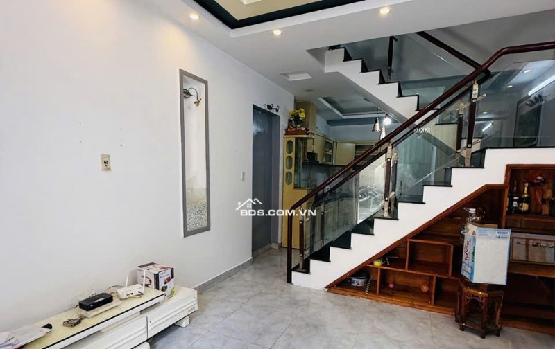 Trần Anh Tông , Phường Lâm Viên - Đà Lạt nhà 1 trệt 2 lầu 3 phòng ngủ 3 nhà vệ sinh 1 phòng thờ 1 bếp ăn