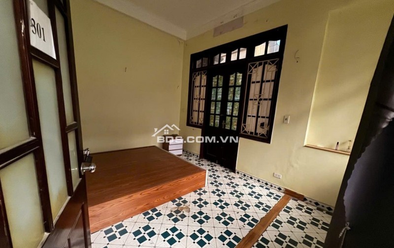 LÔ GÓC- NGÕ OTO THÔNG KINH DOANH- VF3 PHÓNG- VÀI BƯỚC RA PHỐ- SẦM UẤT