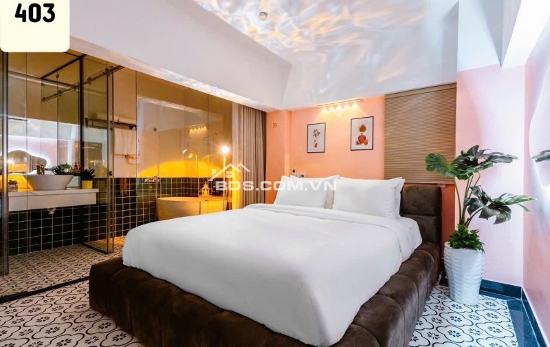 Bán Khách sạn ngay Emart Phan Văn Trị 5 lầu 13P DTS 255m2 khai thác 100tr chỉ 13.9 tỷ.