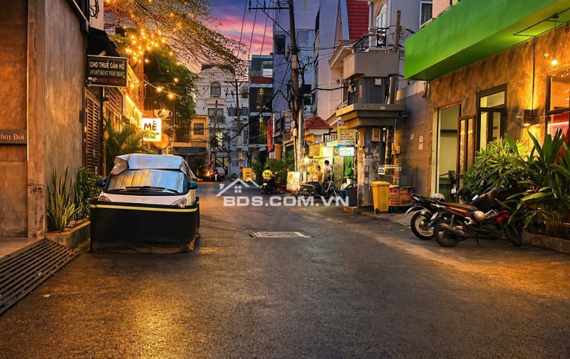 Bán Khách sạn ngay Emart Phan Văn Trị 5 lầu 13P DTS 255m2 khai thác 100tr chỉ 13.9 tỷ.