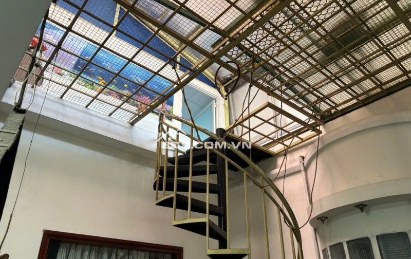 Bán nhà MT 122 Nguyễn Văn Cừ Q1 vị trí siêu đẹp tiện kinh doanh