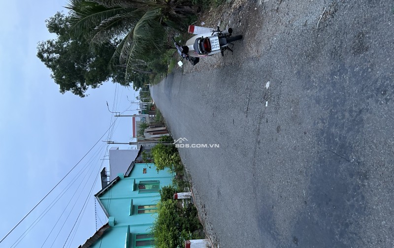 Đất Sát bên Khu CN Cầu Tràm, cách Cho Bình Chánh 3 km , đường xe hơi vào được ,lộ giới 5m, dự phong 18m .full thổ cư