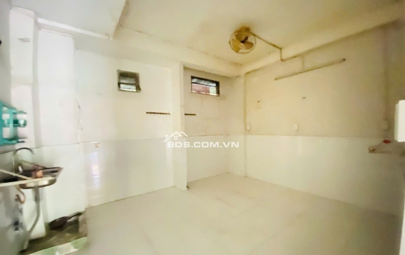  HẠ 100 TRIỆU – GIÁ MỚI CHỈ 3.6 TỶ   MẶT TIỀN TẦNG TRỆT CHUNG CƯ LÔ G LẠC LONG QUÂN – NGANG LỚN 4.3M – TIỆN KINH DOANH