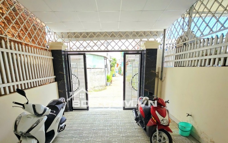 NHÀ PHỐ 99M² – Ô TÔ VÀO NHÀ – GẦN CẦU ÔNG NHIÊU, LONG TRƯỜNG   Diện tích: 99m² (ngang 4.4m)  Kết cấu: 1 trệt + 1 lầu – hoàn công đầy đủ