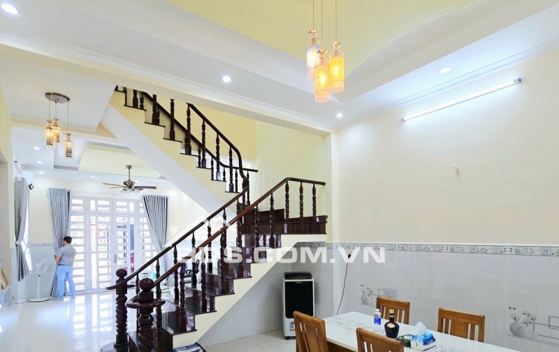 NHÀ PHỐ 99M² – Ô TÔ VÀO NHÀ – GẦN CẦU ÔNG NHIÊU, LONG TRƯỜNG   Diện tích: 99m² (ngang 4.4m)  Kết cấu: 1 trệt + 1 lầu – hoàn công đầy đủ