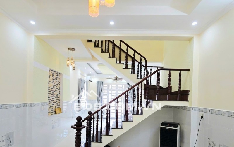 NHÀ PHỐ 99M² – Ô TÔ VÀO NHÀ – GẦN CẦU ÔNG NHIÊU, LONG TRƯỜNG   Diện tích: 99m² (ngang 4.4m)  Kết cấu: 1 trệt + 1 lầu – hoàn công đầy đủ