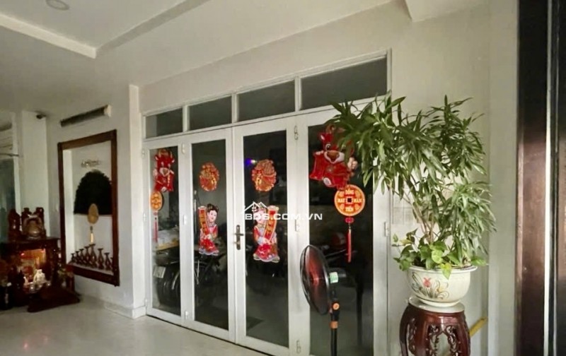 Nhà hẻm xe hơi, bề ngang khủng 8m bề thế to ko có căn thứ 2 trong khu vực.