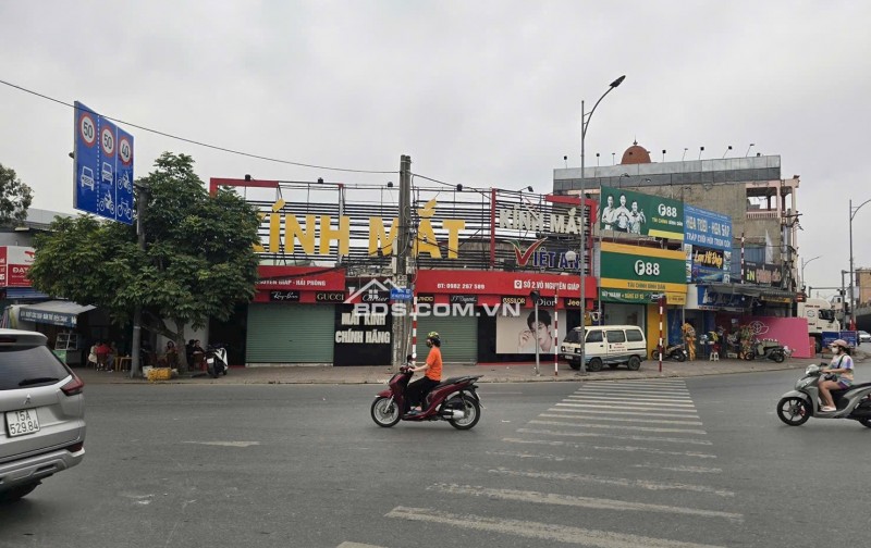 Cho thuê nhà số 2 võ nguyên giáp, diện tích mặt bằng ~ 85m2. Ngang rộng 16m. Có tầng lửng làm phòng ngủ. Giá chào 30tr/tháng