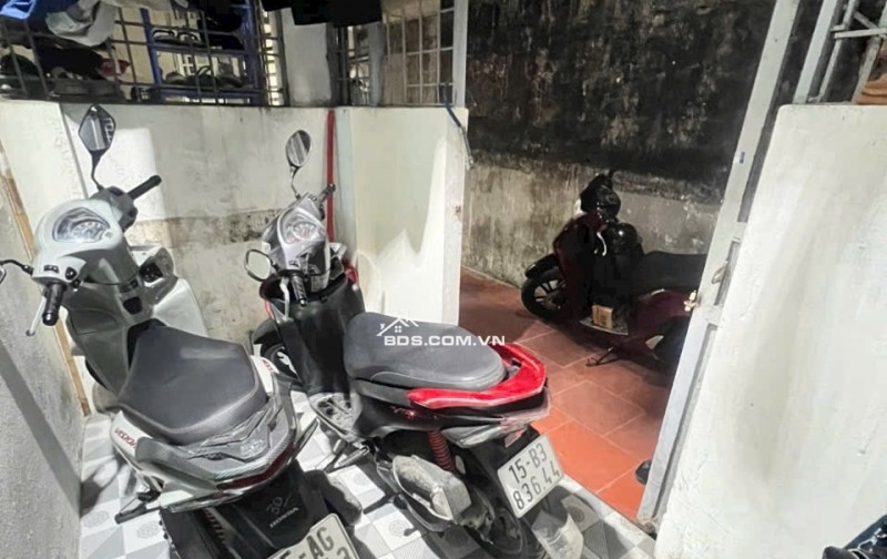  BAN  NHÀ 1,5 TẦNG – ngõ 170 Thiên Lôi    Vị trí cực nông, vài nhà ra mặt đường.   Ô tô 7 chỗ đỗ cách nhà  40m , ngõ 1 ngoặt   Diện tích: 43m2  Hướng: Đông   Sổ đỏ chính chủ, xây tường 20 chắc chắn   Công năng: PK, bếp, 2PN, phòng thờ, WC  Ngõ thoáng, riê