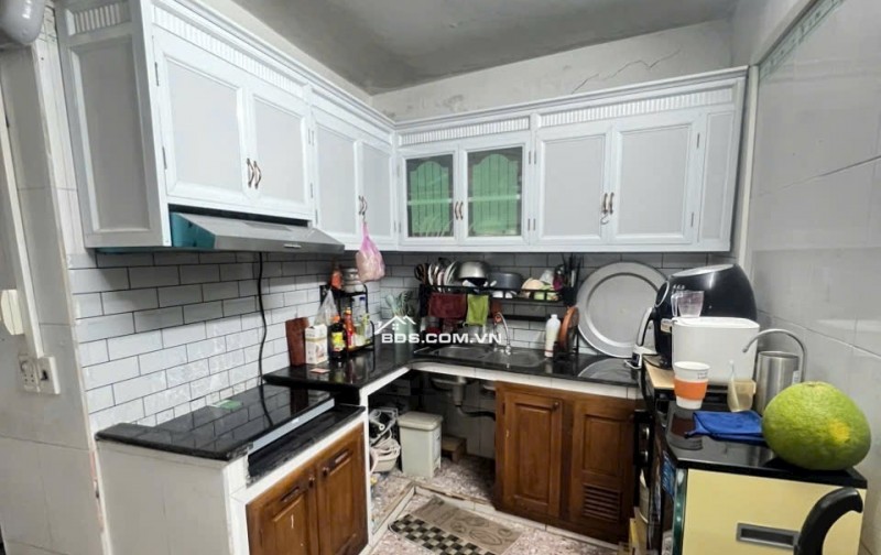  BAN  NHÀ 1,5 TẦNG – ngõ 170 Thiên Lôi    Vị trí cực nông, vài nhà ra mặt đường.   Ô tô 7 chỗ đỗ cách nhà  40m , ngõ 1 ngoặt   Diện tích: 43m2  Hướng: Đông   Sổ đỏ chính chủ, xây tường 20 chắc chắn   Công năng: PK, bếp, 2PN, phòng thờ, WC  Ngõ thoáng, riê