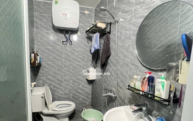  BAN  NHÀ 1,5 TẦNG – ngõ 170 Thiên Lôi    Vị trí cực nông, vài nhà ra mặt đường.   Ô tô 7 chỗ đỗ cách nhà  40m , ngõ 1 ngoặt   Diện tích: 43m2  Hướng: Đông   Sổ đỏ chính chủ, xây tường 20 chắc chắn   Công năng: PK, bếp, 2PN, phòng thờ, WC  Ngõ thoáng, riê