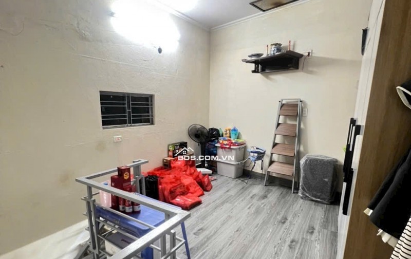  BAN  NHÀ 1,5 TẦNG – ngõ 170 Thiên Lôi    Vị trí cực nông, vài nhà ra mặt đường.   Ô tô 7 chỗ đỗ cách nhà  40m , ngõ 1 ngoặt   Diện tích: 43m2  Hướng: Đông   Sổ đỏ chính chủ, xây tường 20 chắc chắn   Công năng: PK, bếp, 2PN, phòng thờ, WC  Ngõ thoáng, riê