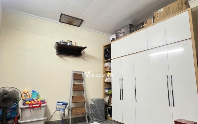  BAN  NHÀ 1,5 TẦNG – ngõ 170 Thiên Lôi    Vị trí cực nông, vài nhà ra mặt đường.   Ô tô 7 chỗ đỗ cách nhà  40m , ngõ 1 ngoặt   Diện tích: 43m2  Hướng: Đông   Sổ đỏ chính chủ, xây tường 20 chắc chắn   Công năng: PK, bếp, 2PN, phòng thờ, WC  Ngõ thoáng, riê