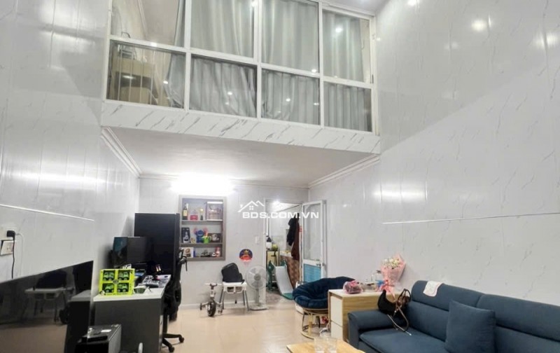  BAN  NHÀ 1,5 TẦNG – ngõ 170 Thiên Lôi    Vị trí cực nông, vài nhà ra mặt đường.   Ô tô 7 chỗ đỗ cách nhà  40m , ngõ 1 ngoặt   Diện tích: 43m2  Hướng: Đông   Sổ đỏ chính chủ, xây tường 20 chắc chắn   Công năng: PK, bếp, 2PN, phòng thờ, WC  Ngõ thoáng, riê