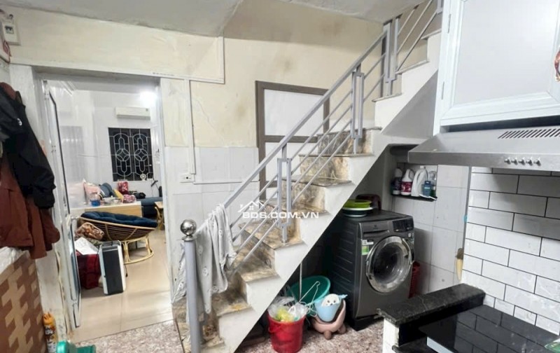  BAN  NHÀ 1,5 TẦNG – ngõ 170 Thiên Lôi    Vị trí cực nông, vài nhà ra mặt đường.   Ô tô 7 chỗ đỗ cách nhà  40m , ngõ 1 ngoặt   Diện tích: 43m2  Hướng: Đông   Sổ đỏ chính chủ, xây tường 20 chắc chắn   Công năng: PK, bếp, 2PN, phòng thờ, WC  Ngõ thoáng, riê