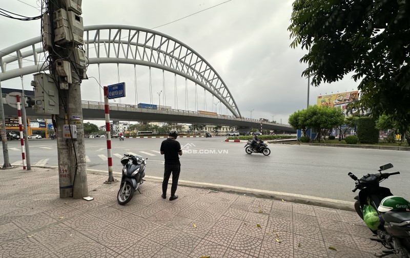 Cho thuê nhà số 2 võ nguyên giáp, diện tích mặt bằng ~ 85m2. Ngang rộng 16m. Có tầng lửng làm phòng ngủ. Giá chào 30tr/tháng