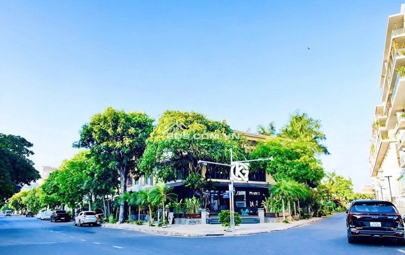 Cho Thuê Nhà GÓC 2MT: 135 Nguyễn Cao + Mỹ Tú 2 - Quận 7 - 20x20m, 3 tầng