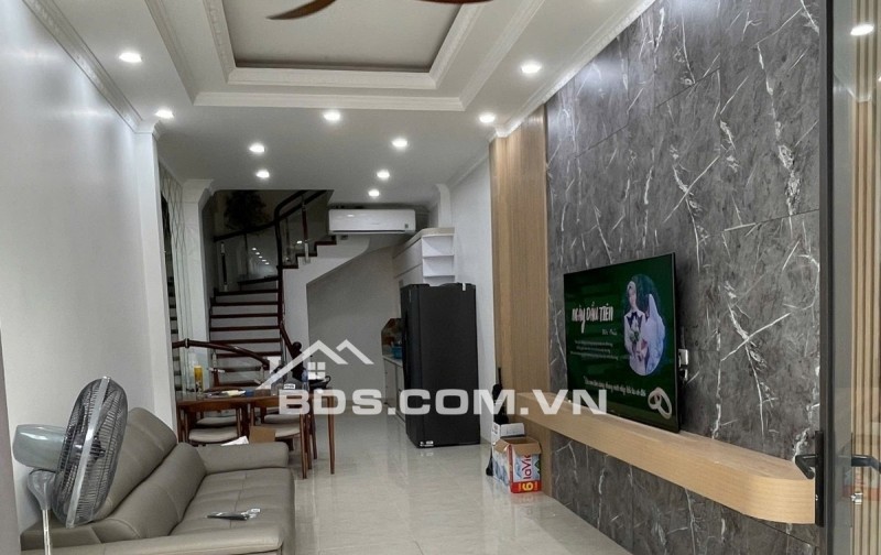 Bán nhà Thạch Bàn 40m2, 5 tầng, gần ô tô, cách phố 80m, 8 tỷ nhỉnh