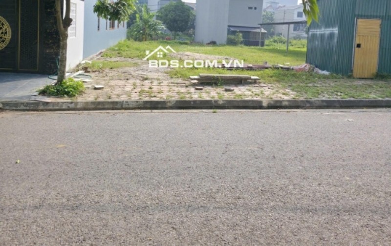 Tôi bán nhanh lô đất 100,1m2 full thổ tại Phú Cát, Hà Nội, sổ đỏ, đường oto tránh nhau, giá 3 tỷ