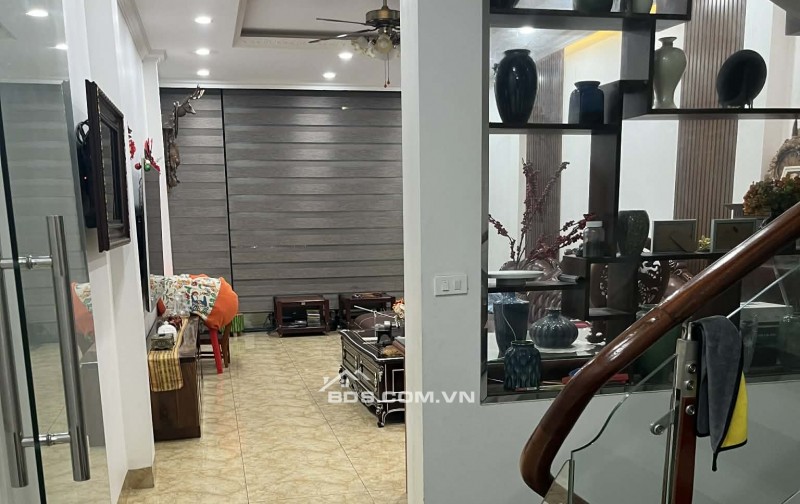 Cho thuê nhà mặt đường số 1194 Đường Láng tầng 1 + 2 tổng 50m2