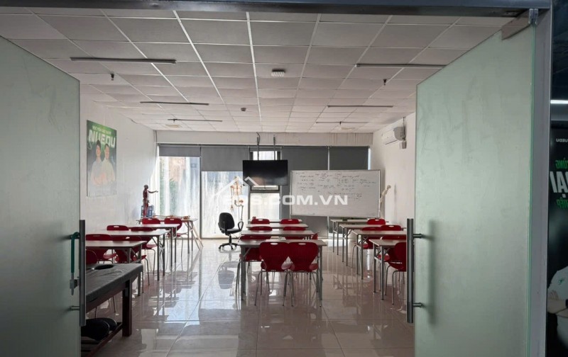 2xtr/m2 - Bán sàn VP 550m2 tầng 2 chân đế chung cư, gần trường đại học, lối đi riêng