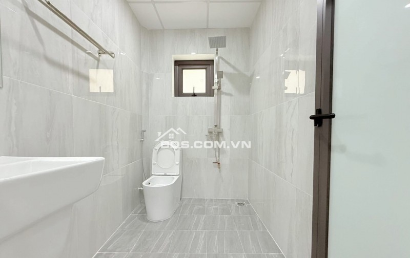 PHÒNG XUÂN ĐỈNH 30M2 THANG MÁY ĐỦ ĐỒ AN TOÀN PCCC Ô TÔ ĐỖ CỬA GIÁ 5TR/TH