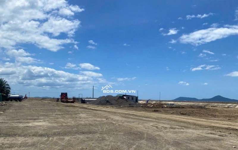 Tân Đức Đông , Vạn Lương , Vạn Ninh ,hướng Tây Nam