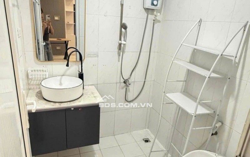 C/c CMT8, Bến Thành, Q1: 76m2, Nhà mới sơn, 11tr/th, 2PN.