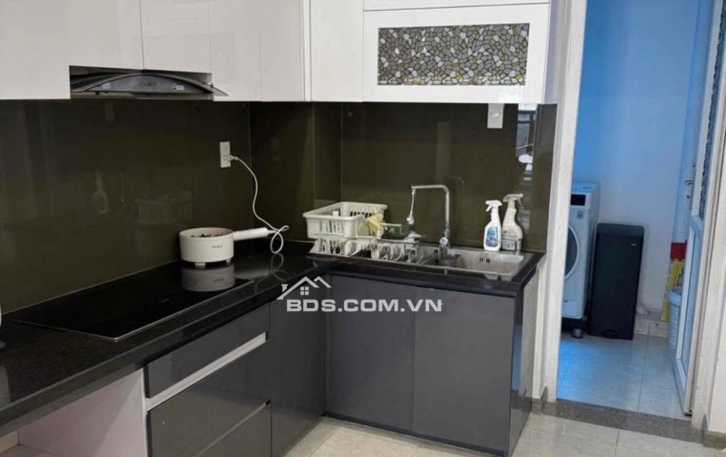 C/c CMT8, Bến Thành, Q1: 76m2, Nhà mới sơn, 11tr/th, 2PN.