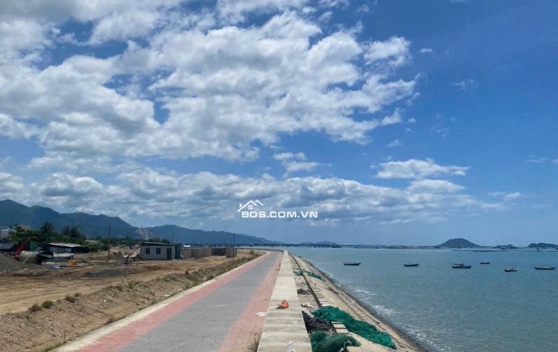 Tân Đức Đông , Vạn Lương , Vạn Ninh ,hướng Tây Nam