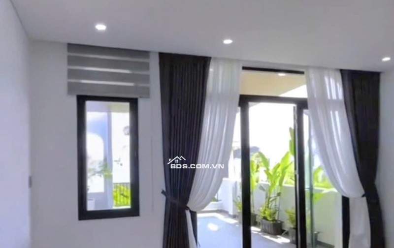 Xây dựng kiên cố - Kiến trúc hiện đại, Nhà phố 3PN có sân trước cực lớn tại Bến Lức.