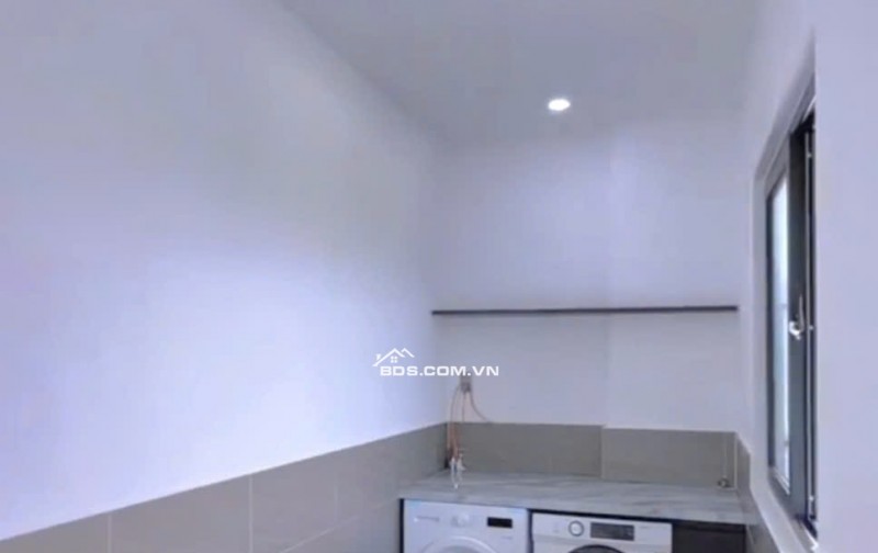 Xây dựng kiên cố - Kiến trúc hiện đại, Nhà phố 3PN có sân trước cực lớn tại Bến Lức.