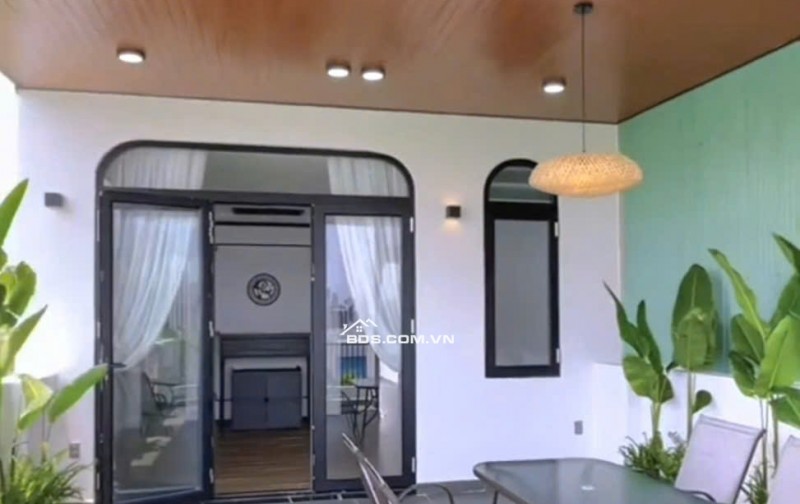 Xây dựng kiên cố - Kiến trúc hiện đại, Nhà phố 3PN có sân trước cực lớn tại Bến Lức.