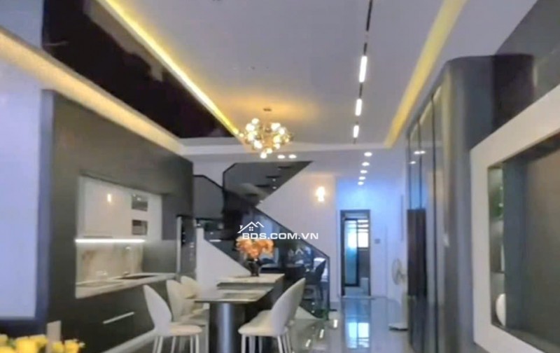 Xây dựng kiên cố - Kiến trúc hiện đại, Nhà phố 3PN có sân trước cực lớn tại Bến Lức.