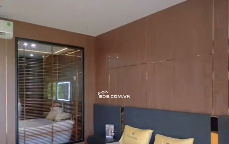 Xây dựng kiên cố - Kiến trúc hiện đại, Nhà phố 3PN có sân trước cực lớn tại Bến Lức.