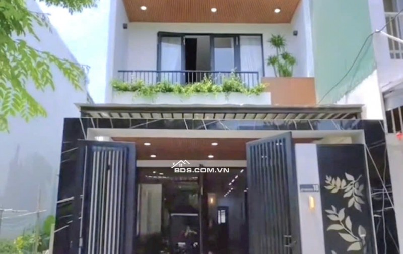 Xây dựng kiên cố - Kiến trúc hiện đại, Nhà phố 3PN có sân trước cực lớn tại Bến Lức.