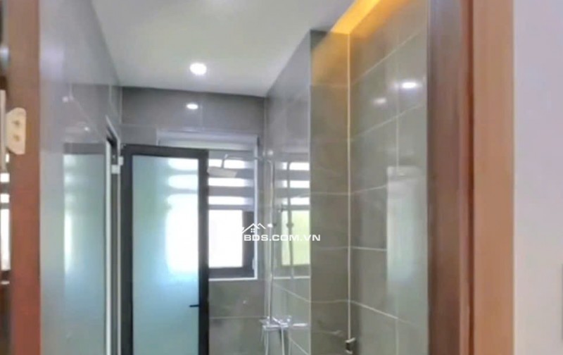 Xây dựng kiên cố - Kiến trúc hiện đại, Nhà phố 3PN có sân trước cực lớn tại Bến Lức.