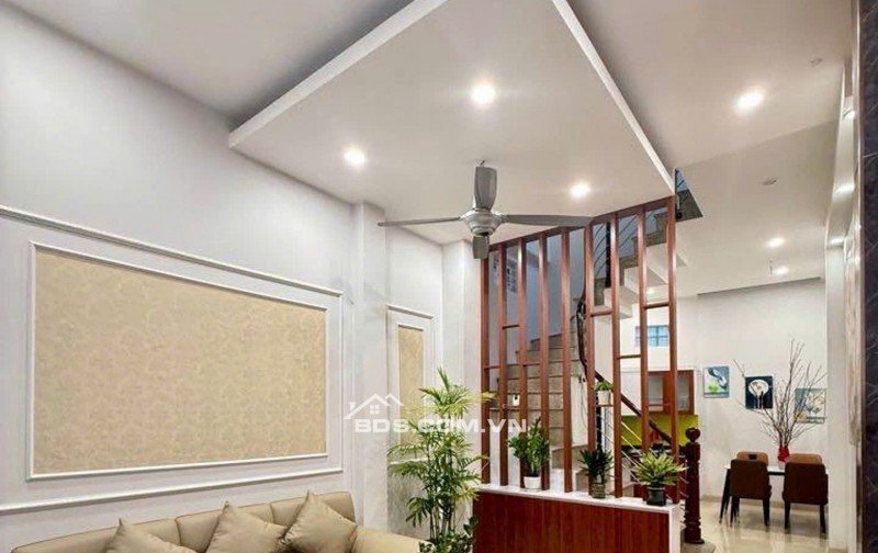 Bán nhà tại ngõ 99 Định Công Hạ, Nhà tại vị trí lô góc 3 mặt ngõ