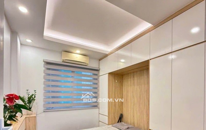 Bán nhà tại ngõ 99 Định Công Hạ, Nhà tại vị trí lô góc 3 mặt ngõ