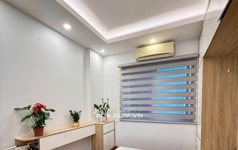 Bán nhà tại ngõ 99 Định Công Hạ, Nhà tại vị trí lô góc 3 mặt ngõ