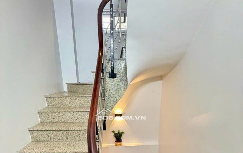 Bán nhà tại ngõ 99 Định Công Hạ, Nhà tại vị trí lô góc 3 mặt ngõ