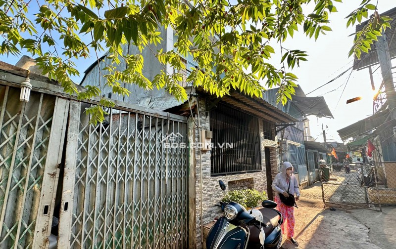 Bán Nhà 2 Lầu 80m và Nhà Xưởng. Tổng Diện Tích 190m2. Gần Phạm Hùng & Quốc Lộ 50.